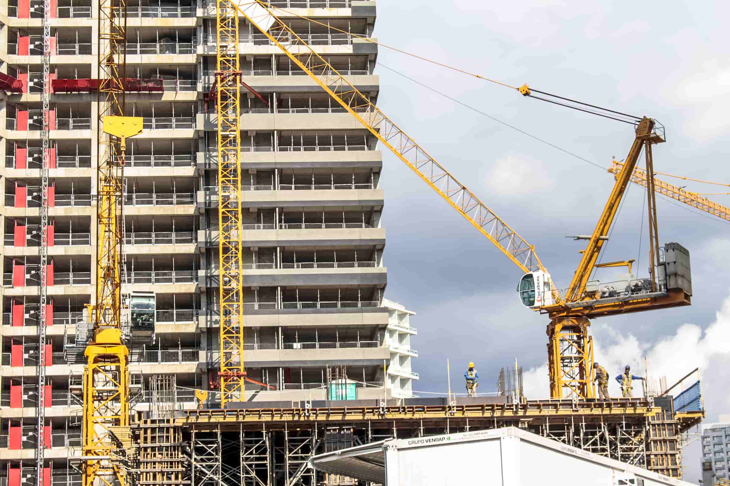 Ejemplo de gran construcción. Edificio. Grúas.